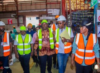 Plastiques à usage unique : le ministre de l’Environnement inspecte TOPAZ avant l’interdiction